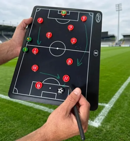 Tablero magnetico electronico para entrenamiento de futbol