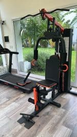 Multigimnasio con 75 kg de pesas con banco scott